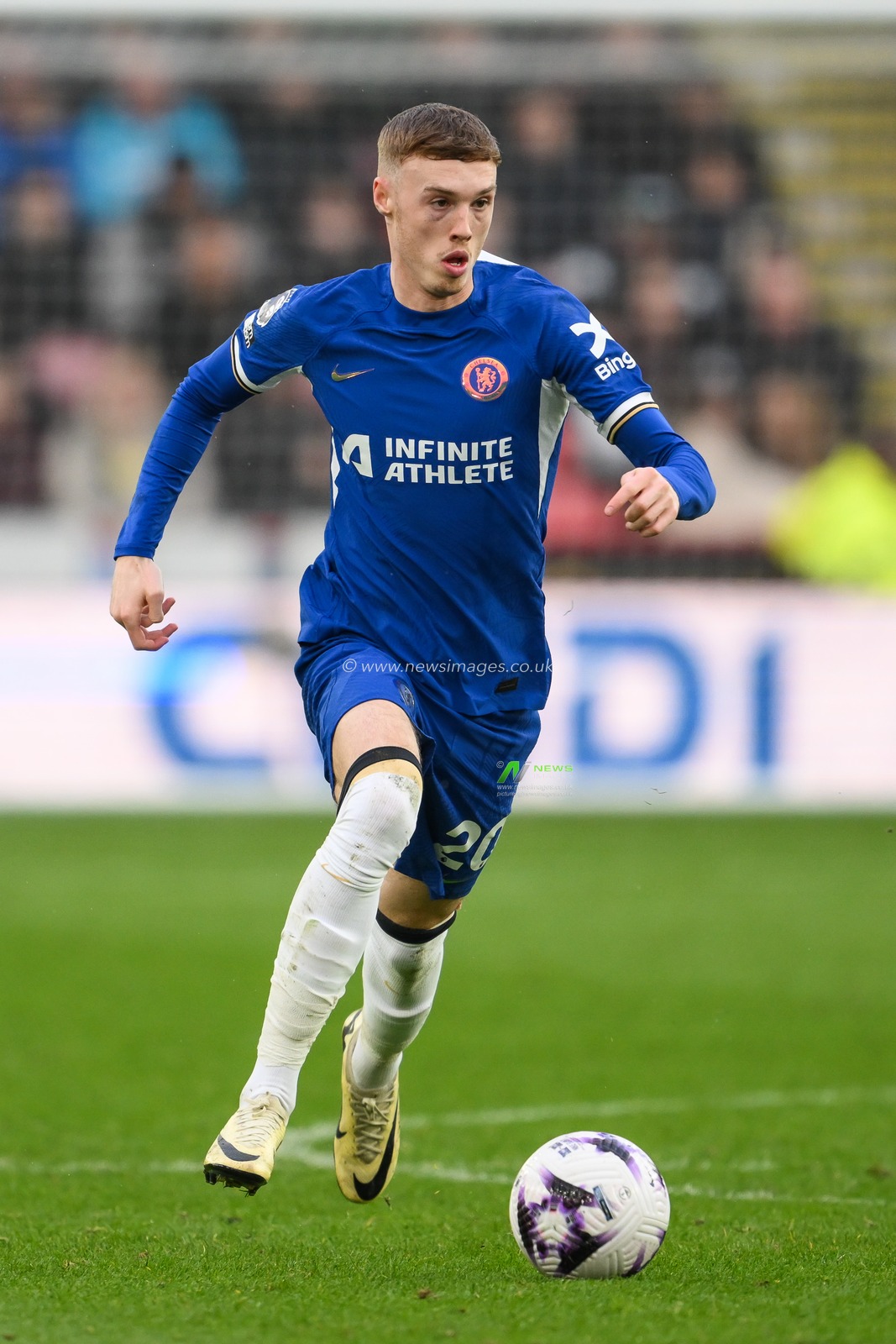 Cole Palmer of Chelsea makes a break with the ball during the Premier League match Sheffield United vs Chelsea at Bramall Lane, Sheffield, United Kingdom, 7th April 2024

(Photo by Craig Thomas/News Images)