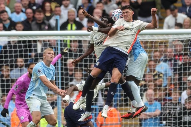 Bobby Thomas of Coventry City jumps up to win the high ball during the Premier League match Manchester City vs Coventry City at Etihad Stadium, Manchester, United Kingdom on 05 September 2026

(Photo by Mark Cosgrove/News Images)