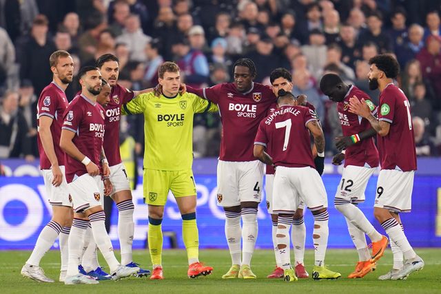 West Ham players huddle before kick off during the Premier League match West Ham United vs Wolverhampton Wanderers at London Stadium, London, United Kingdom on 10 April 2026

(Photo by Harvey Murphy/News Images)