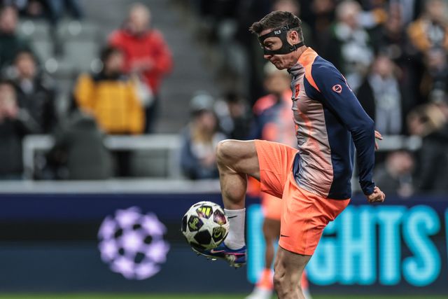 Robert Lewandowski of Barcelona in the pregame warmup session during the UEFA Champions League Last 16 match Newcastle Untied vs Barcelona at St. James's Park, Newcastle, United Kingdom on 10 March 2026

(Photo by Mark Cosgrove/News Images)