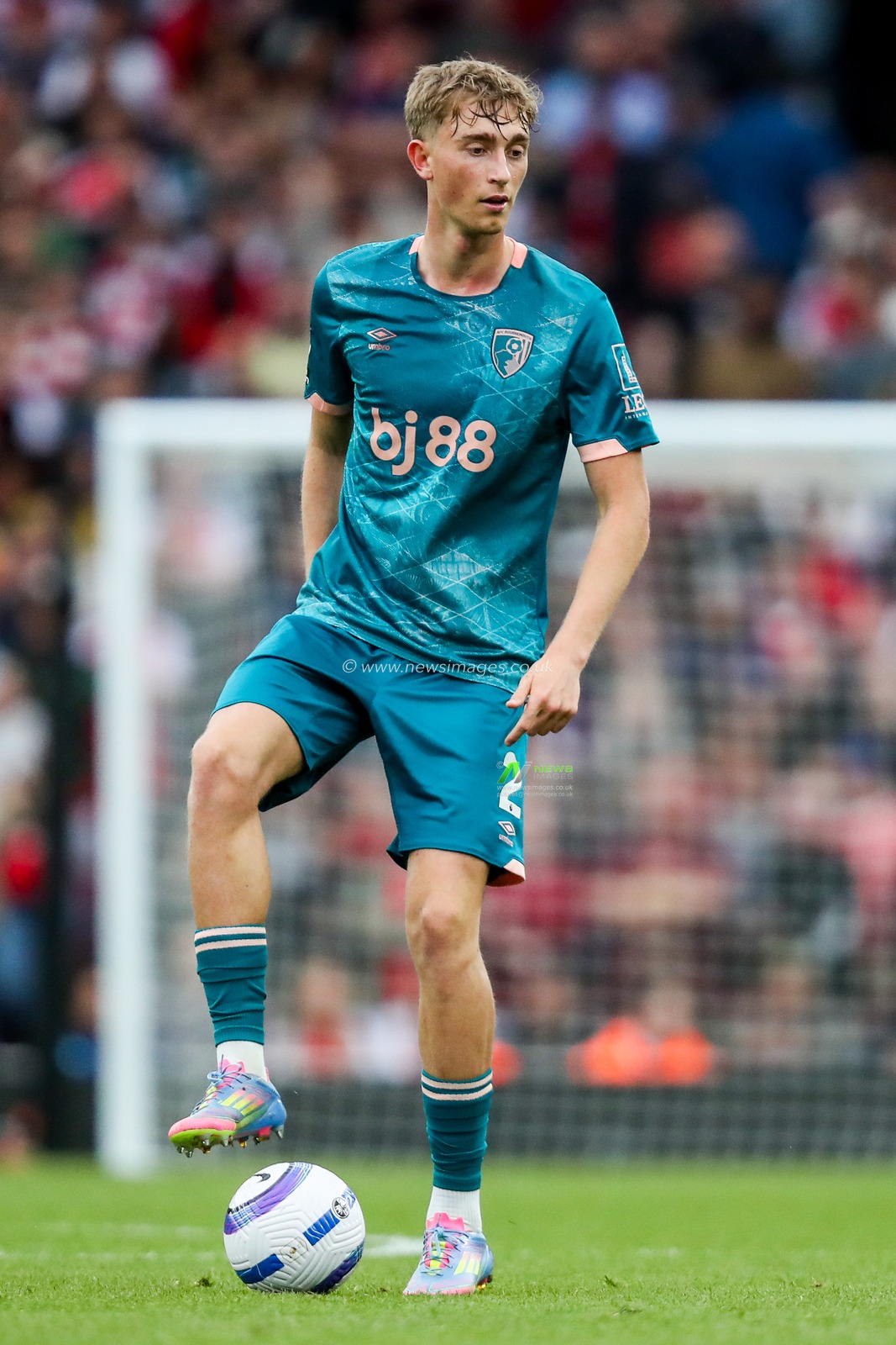 Dean Huijsen of AFC Bournemouth controls the ball during the Premier League match Arsenal vs Bournemouth at Emirates Stadium, London, United Kingdom, 3rd May 2025

(Photo by Izzy Poles/News Images)