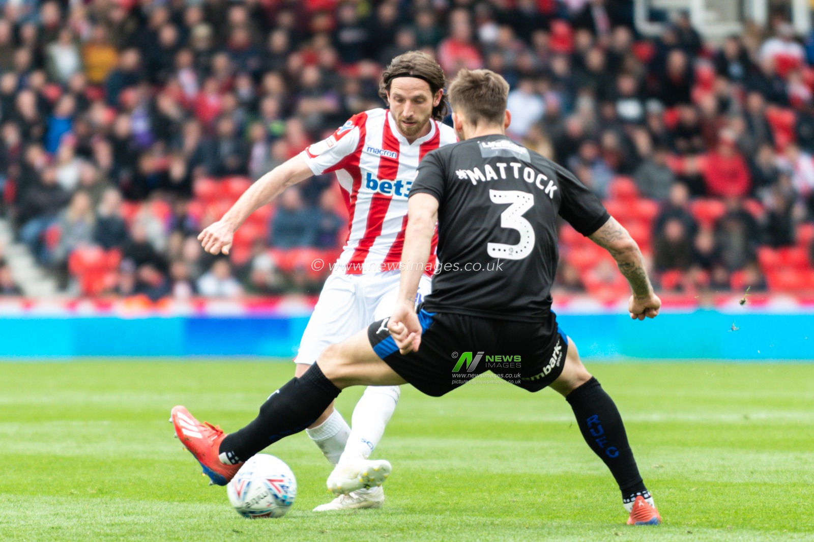 13th April 2019 , Bet 365 Stadium, Stoke-on-Trent, England; Sky Bet Championship, Stoke City vs Rotherham United ; Joe Allen (4) of Stoke City is tackled by Joe Mattock (3) of Rotherham United 


Credit: Richard Long/News Images

English Football League images are subject to DataCo Licence