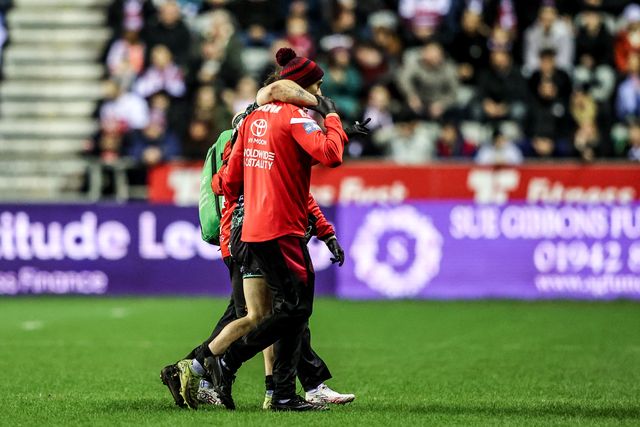 Matt Davis of Leigh Leopards leaves the field of play due to injury during the Betfred Super League match Wigan Warriors vs Leigh Leopards at The Brick Community Stadium, Wigan, United Kingdom on 26 February 2026

(Photo by Alfie Cosgrove/News Images)