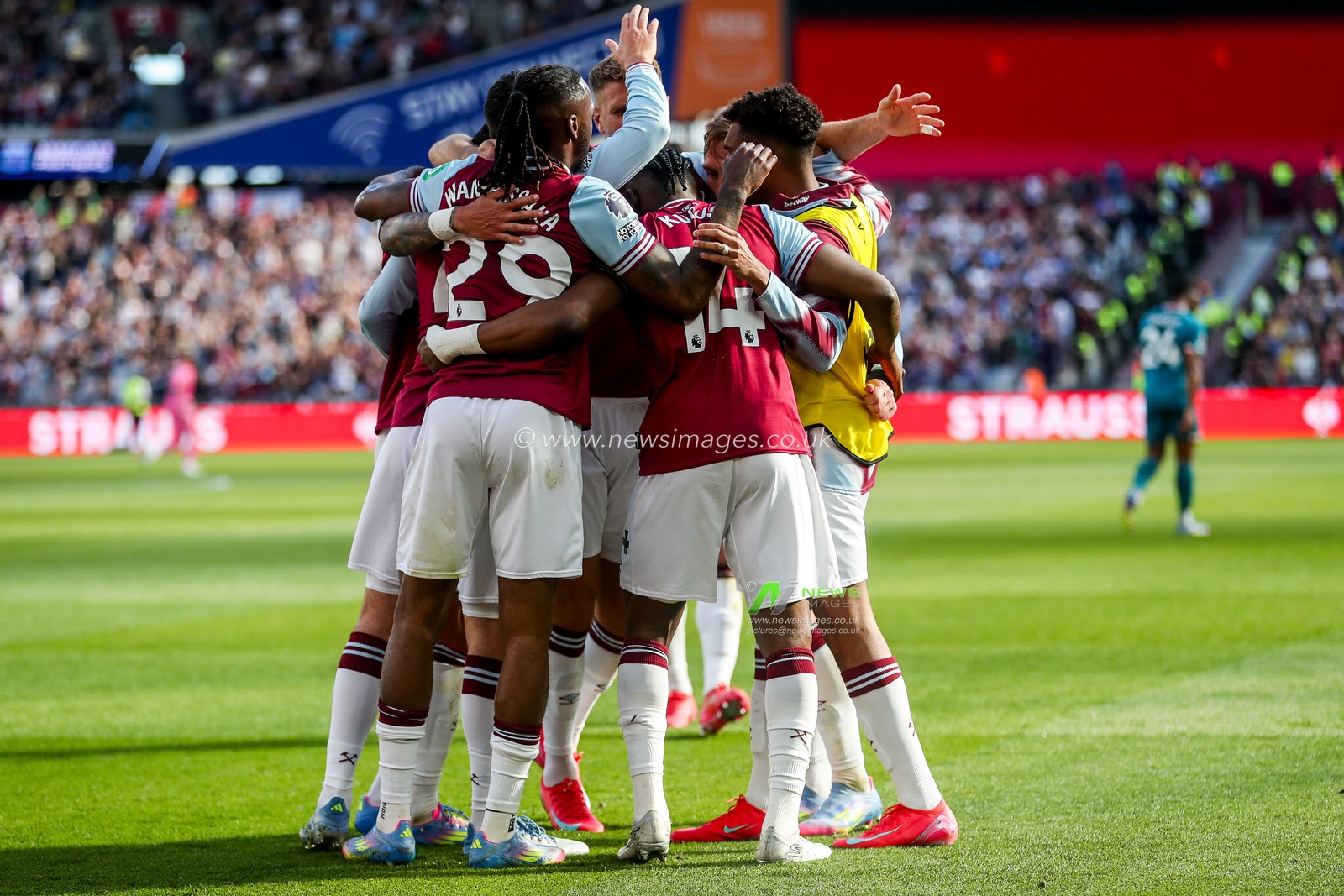 Jarrod Bowen of West Ham United celebrates his goal with teammates to make it 2-1 during the Premier League match West Ham United vs Bournemouth at London Stadium, London, United Kingdom, 5th April 2025

(Photo by Izzy Poles/News Images)