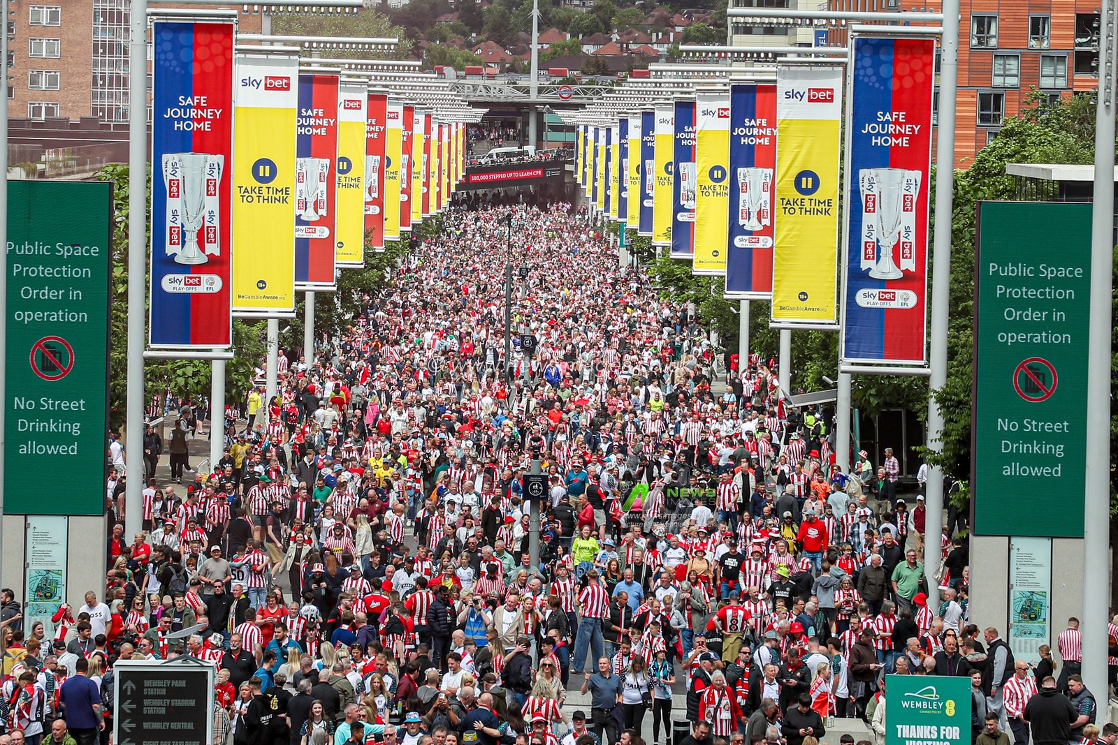 Fans arriving at Wembley stadium ahead of the Sky Bet Championship Playoff Final match Sheffield United vs Sunderland at Wembley Stadium, London, United Kingdom, 24th May 2025

(Photo by Izzy Poles/News Images)