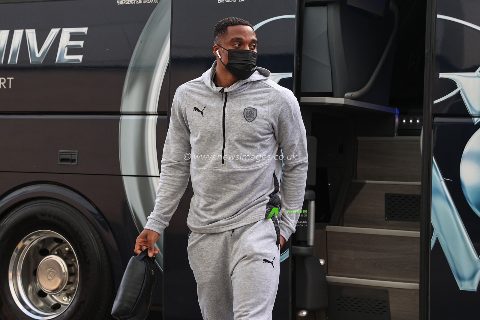 Victor Adeboyejo #29 of Barnsley arrives at the Liberty Stadium