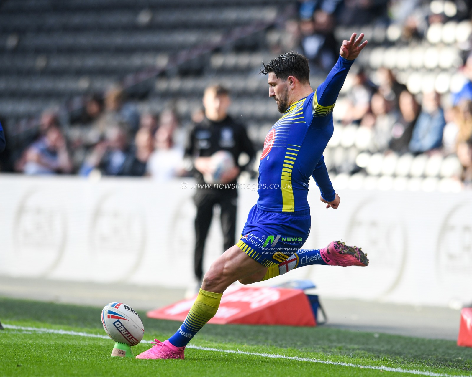 Gareth Widdop #6 of Warrington Wolves successfully kicks a conversion to make it 12-12