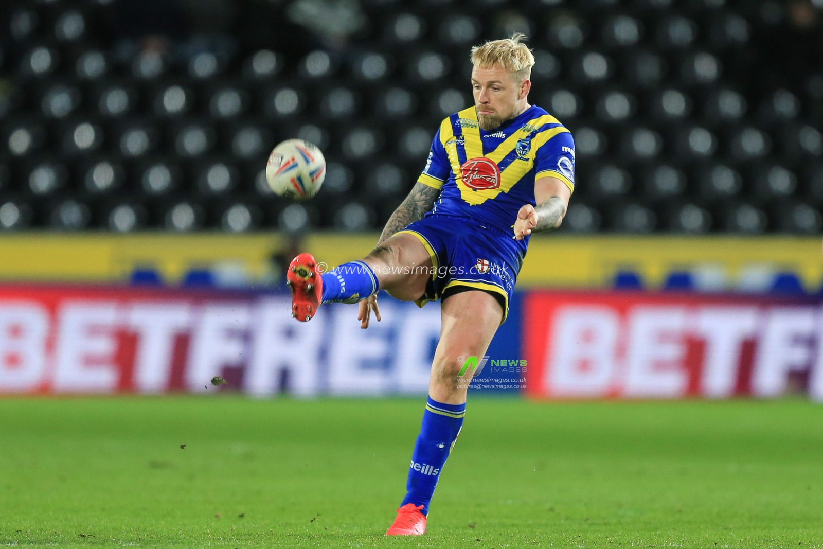 12th March 2020, KCOM Stadium, Hull, England; Betfred Super League, Hull FC v Warrington Wolves : Blake Austin (6) of Warrington Wolves puts a high kick up