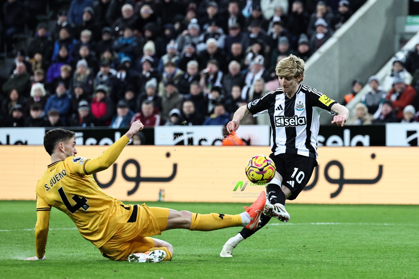 Santiago Bueno of Wolverhampton Wanderers blocks a shot from Anthony Gordon of Newcastle United during the Premier League match Newcastle United vs Wolverhampton Wanderers at St. James's Park, Newcastle, United Kingdom, 15th January 2025

(Photo by Mark Cosgrove/News Images)