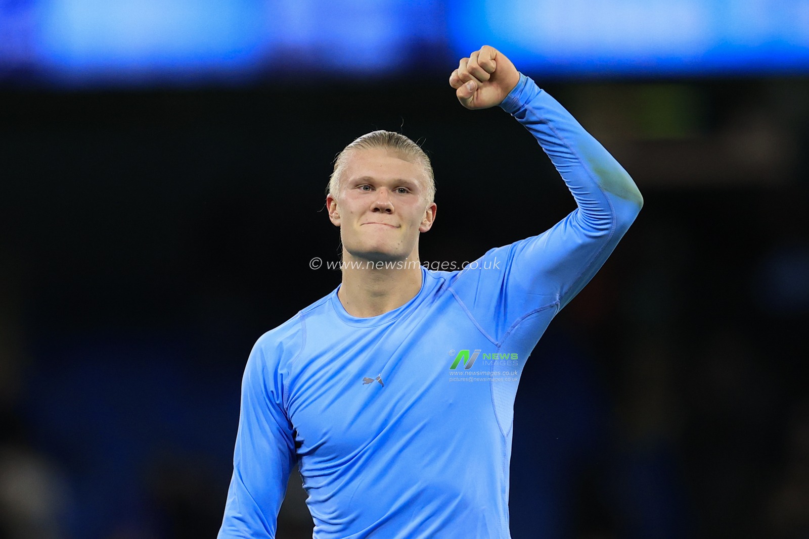 Erling Haaland #9 of Manchester City celebrates the 2-1 victory at the end of the Premier League match Manchester City vs Fulham at Etihad Stadium, Manchester, United Kingdom, 5th November 2022

(Photo by Conor Molloy/News Images)
