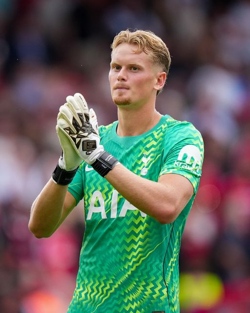 Antonín Kinský of Tottenham Hotspur applauds fans during the Premier League match Nottingham Forest vs Tottenham Hotspur at City Ground, Nottingham, United Kingdom on 05 September 2026

(Photo by Maynard Manyowa/News Images)