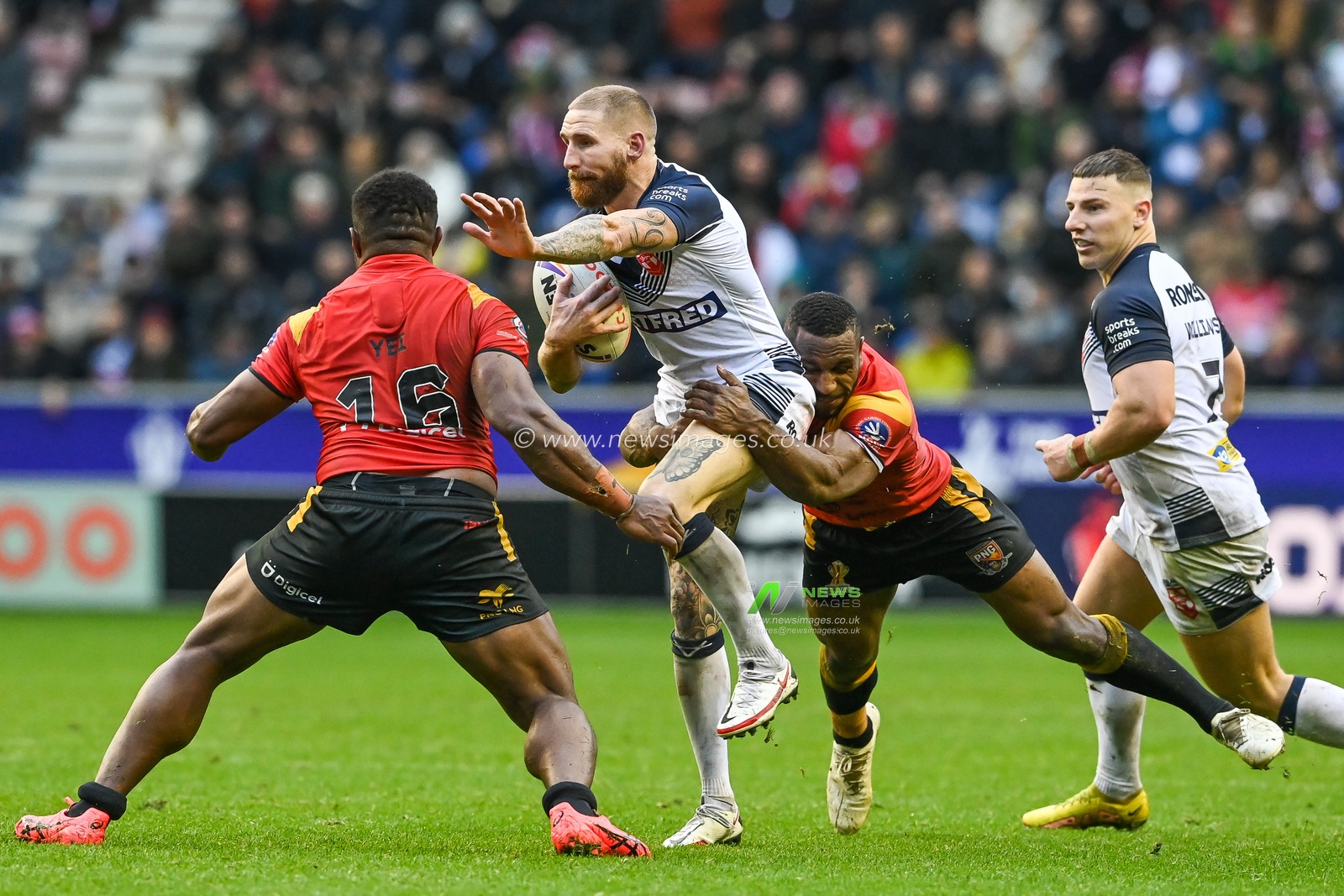 Sam Tomkins of England is tackled by Edwin Ipape of Papua New Guinea during the Rugby League World Cup 2021 Quarter Final match England vs Papua New Guinea at DW Stadium, Wigan, United Kingdom, 5th November 2022

(Photo by Craig Thomas/News Images)