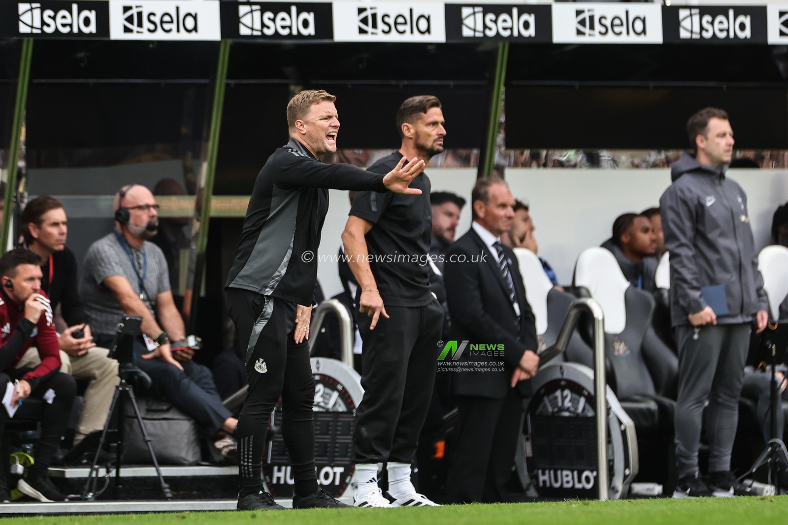 Eddie Howe manager of Newcastle United gives his players instructions during the Premier League match Newcastle United vs Tottenham Hotspur at St. James's Park, Newcastle, United Kingdom, 1st September 2024

(Photo by Mark Cosgrove/News Images)
