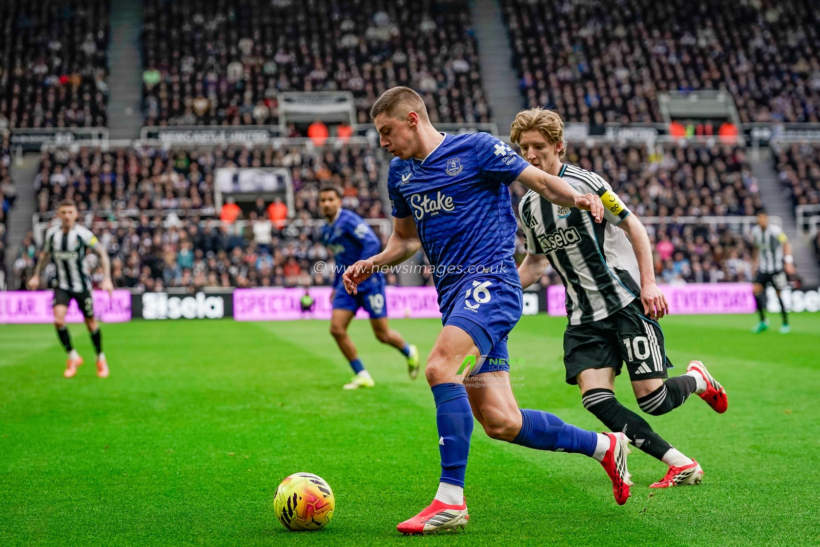Vitaliy Mykolenko of Everton battles for the ball  with Anthony Gordon of Newcastle United during the Premier League match Newcastle Untied vs Everton at St. James's Park, Newcastle, United Kingdom on 28 February 2026

(Photo by Maynard Manyowa/News Images)