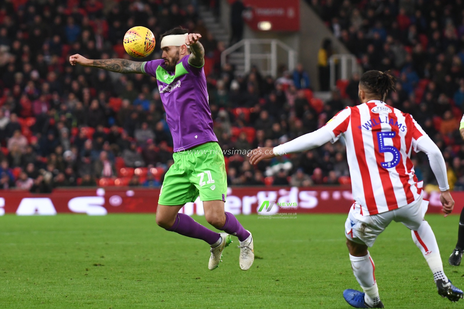 1st January 2019, Bet 365 Stadium, Stoke-on-Trent, England; Sky Bet Championship, Stoke City vs Bristol City ; 
Marlon Pack (21) of Bristol City heads the ball clear

Credit: Richard Long/News Images

English Football League images are subject to DataCo Licence