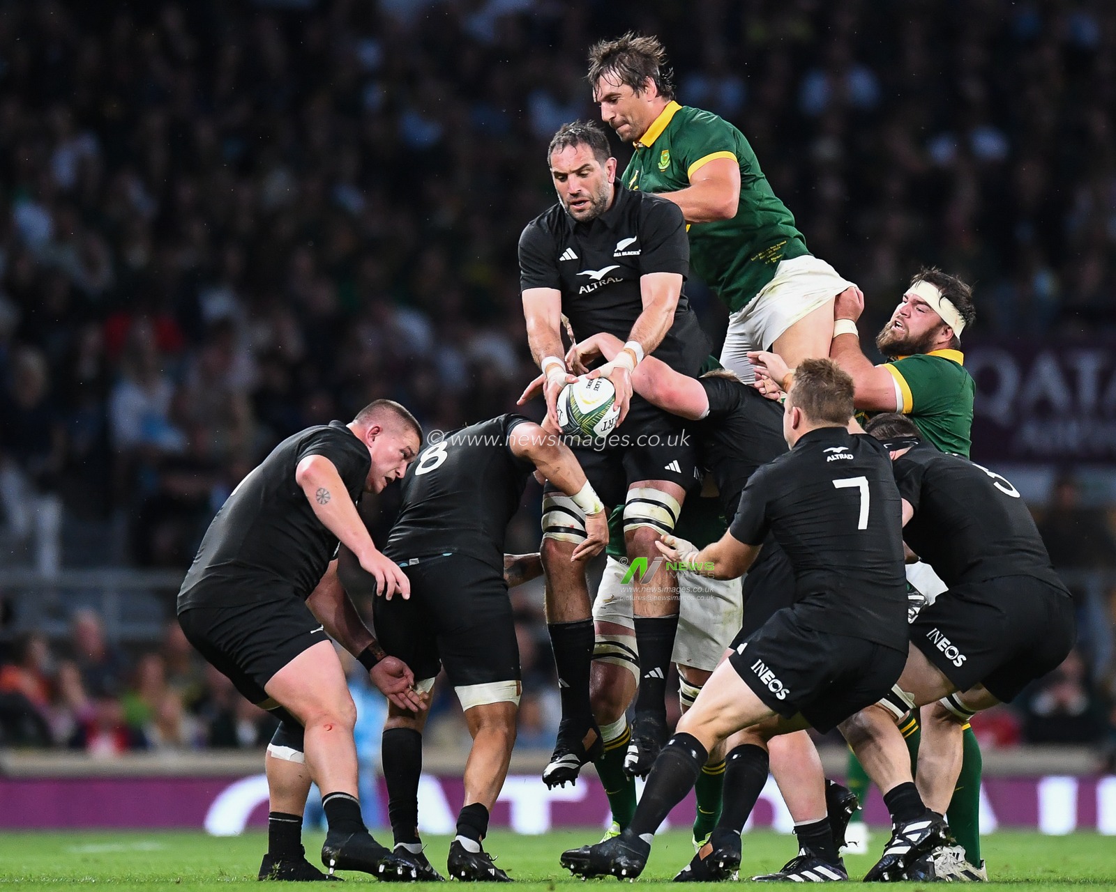 Samuel Whitelock of New Zealand claims the line out during the International match South Africa vs New Zealand at Twickenham Stadium, Twickenham, United Kingdom, 25th August 2023

(Photo by Mike Jones/News Images)