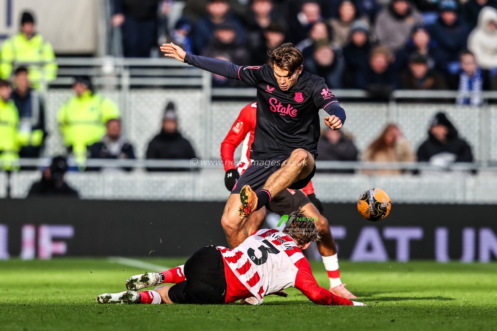 Tyler Dibling of Everton is tackled by Dennis Cirkin of Sunderland during the Emirates FA Cup Third Round match Everton vs Sunderland at Hill Dickinson Stadium, Liverpool, United Kingdom, 10th January 2026

(Photo by Alfie Cosgrove/News Images)