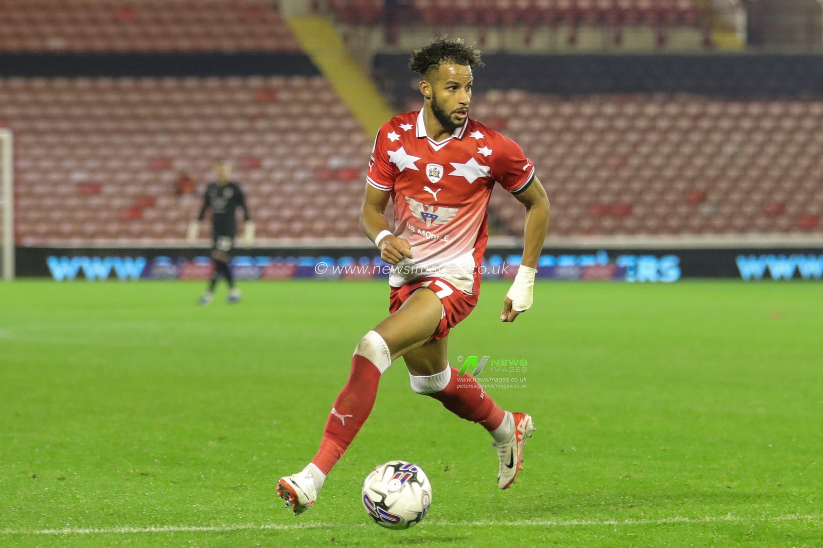 Barry Cotter #17 of Barnsley breaks with the ball during the Sky Bet League 1 match Barnsley vs Shrewsbury Town at Oakwell, Barnsley, United Kingdom, 24th October 2023

(Photo by Alfie Cosgrove/News Images)