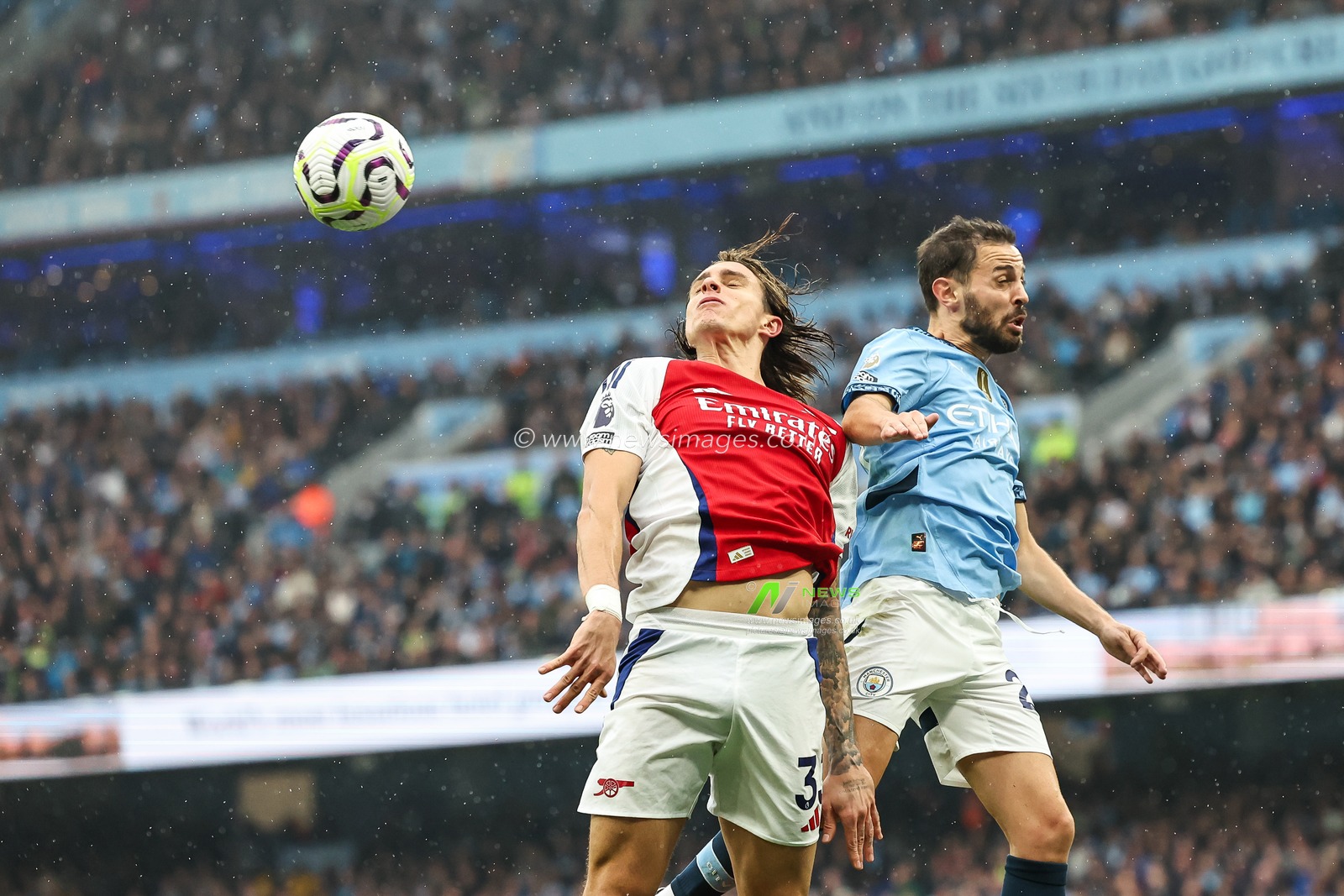Riccardo Calafiori of Arsenal beats Bernardo Silva of Manchester City to win the defensive header during the Premier League match Manchester City vs Arsenal at Etihad Stadium, Manchester, United Kingdom, 22nd September 2024

(Photo by Mark Cosgrove/News Images)