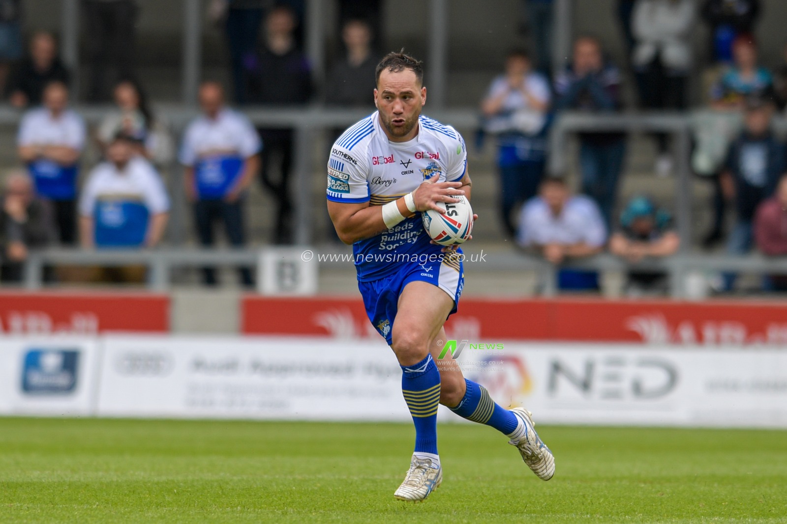 Bodene Thompson (20) of Leeds Rhinos runs forward with the ball