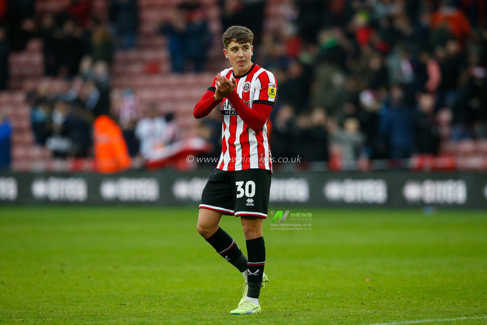 Oliver Arblaster #30 of Sheffield United applauds fans after the Sky Bet Championship match Sheffield United vs Burnley at Bramall Lane, Sheffield, United Kingdom, 5th November 2022

(Photo by Ben Early/News Images)