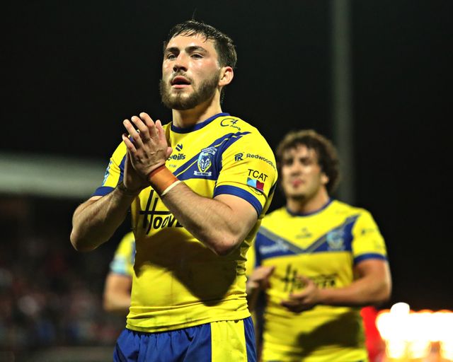 Adam Holroyd of Warrington Wolves applauds the fans after  the Betfred Super League round 27 match Hull KR vs Warrington Wolves at Sewell Group Craven Park, Kingston upon Hull, United Kingdom, 18th September 2025(Photo by Sam Eaden/News Images)