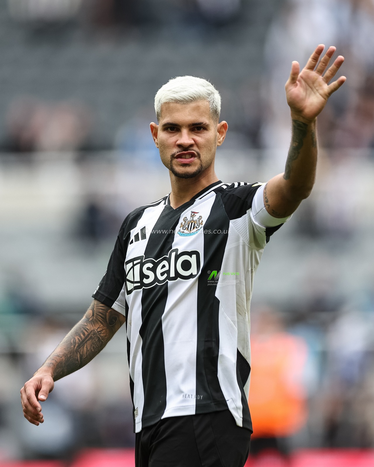 Bruno GuimarÃ£es of Newcastle United waves to the fans during the Premier League match Newcastle United vs Manchester City at St. James's Park, Newcastle, United Kingdom, 28th September 2024

(Photo by Mark Cosgrove/News Images)