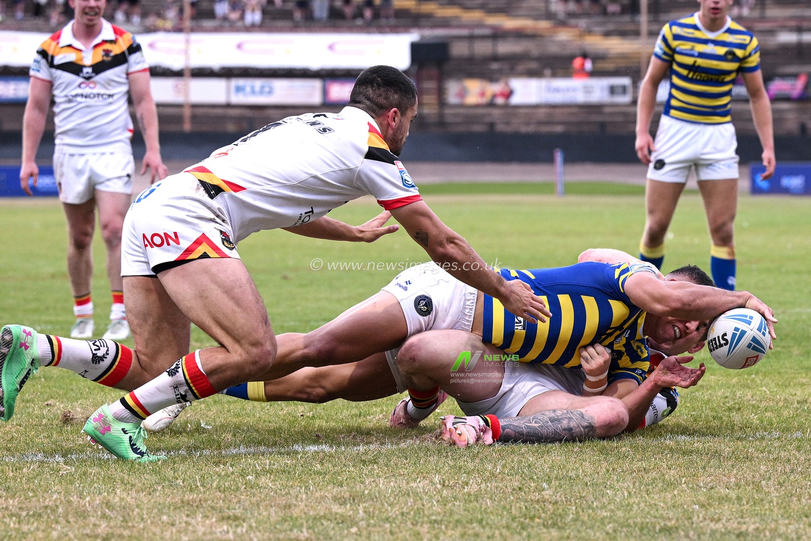 Albert Hopoate of Warrington Wolves scores his team's second try during the Betfred Super League round 22 match Bradford Bulls vs Warrington Wolves at Odsal Stadium, Bradford, United Kingdom on 08 August 2026

(Photo by Ben Roberts/News Images)
