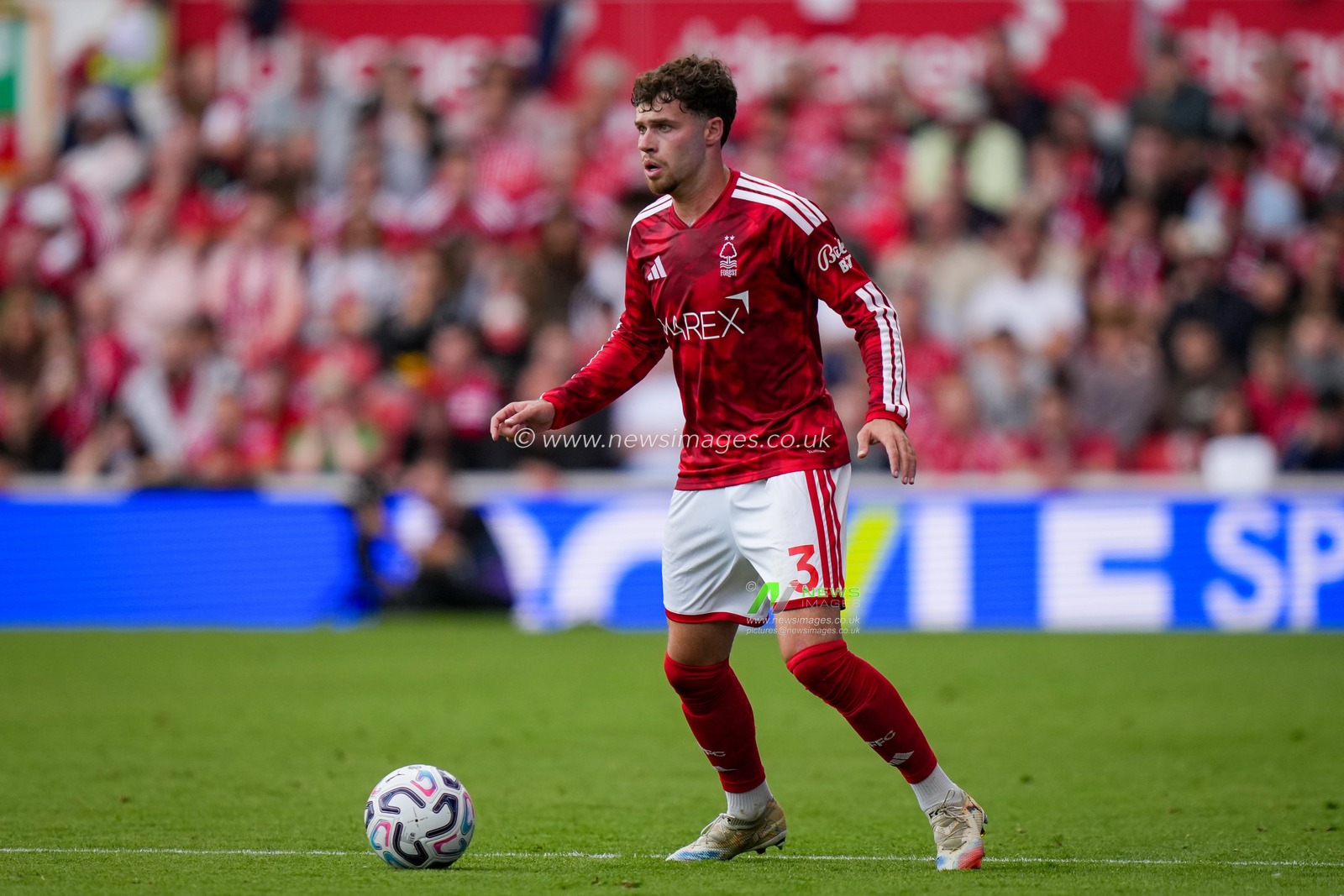 Neco Williams of Nottingham Forest  controls the ball  during the Premier League match Nottingham Forest vs Tottenham Hotspur at City Ground, Nottingham, United Kingdom on 05 September 2026

(Photo by Maynard Manyowa/News Images)