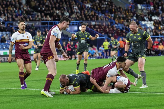 Jarrod O'Connor of Leeds Rhinos goes over for a try during the Betfred Super League round 8 match Huddersfield Giants vs Leeds Rhinos at Accu Stadium, Huddersfield, United Kingdom on 17 April 2026

(Photo by Mark Cosgrove/News Images)