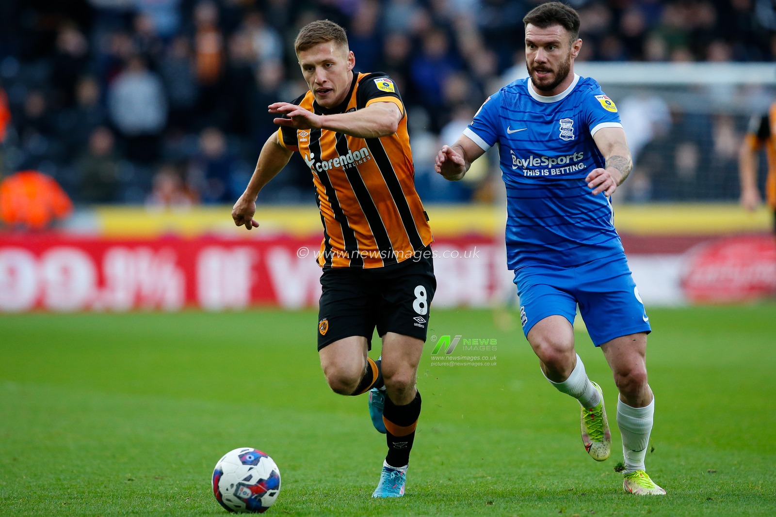Scott Hogan #9 of Birmingham City and Greg Docherty #8 of Hull City during the Sky Bet Championship match Hull City vs Birmingham City at MKM Stadium, Hull, United Kingdom, 16th October 2022

(Photo by Ben Early/News Images)