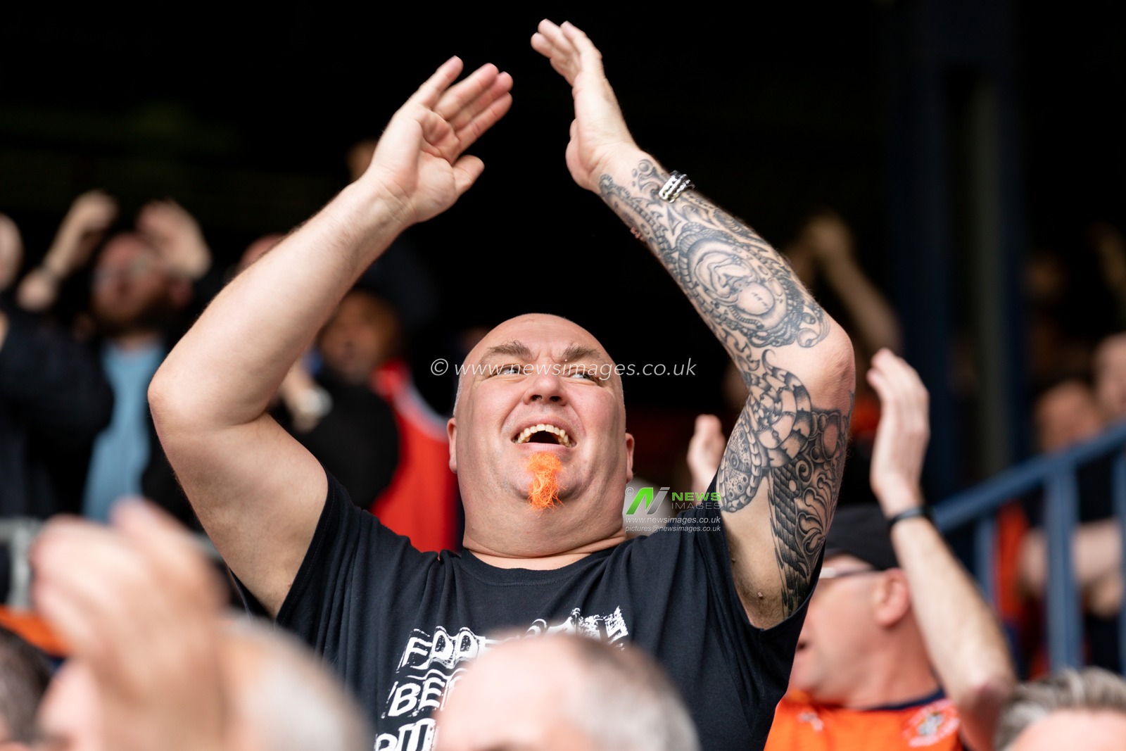 Luton applauds the players walking on the pitch
