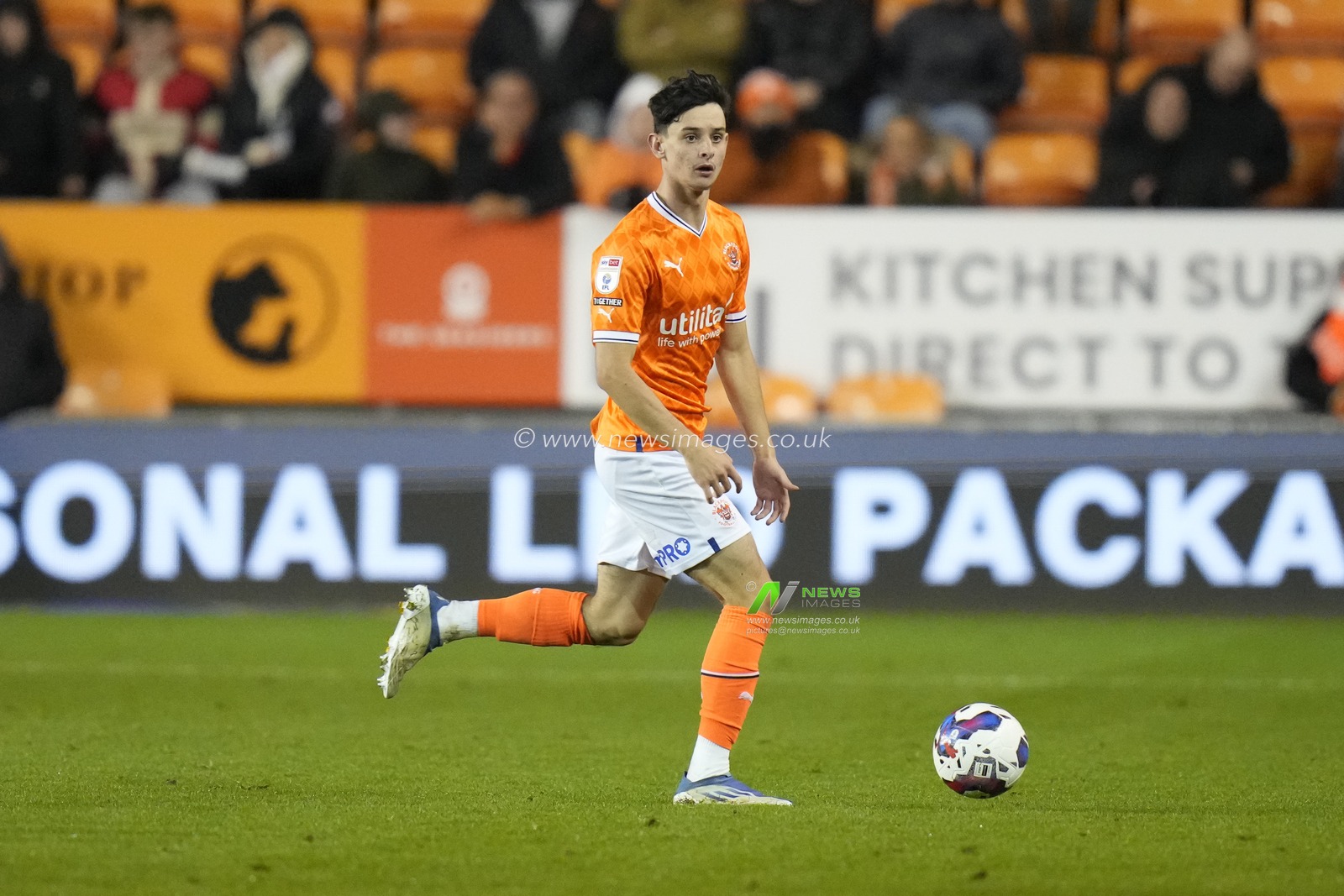 Charlie Patino #28 of Blackpool looks upfield during the Sky Bet Championship match Blackpool vs Hull City at Bloomfield Road, Blackpool, United Kingdom, 19th October 2022

(Photo by Steve Flynn/News Images)