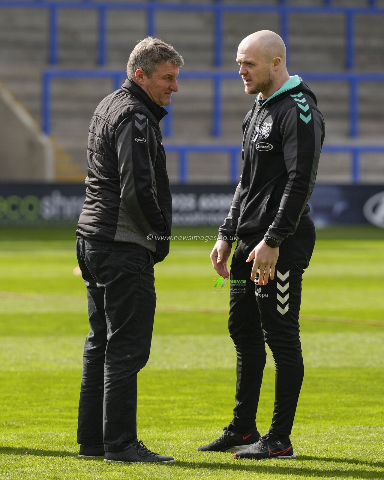 Tony Smith Head Coach of Hull FC talks with Adam Swift #2 of Hull FC before the Betfred Super League Round 7 match Warrington Wolves vs Hull FC at Halliwell Jones Stadium, Warrington, United Kingdom, 1st April 2023

(Photo by Steve Flynn/News Images)