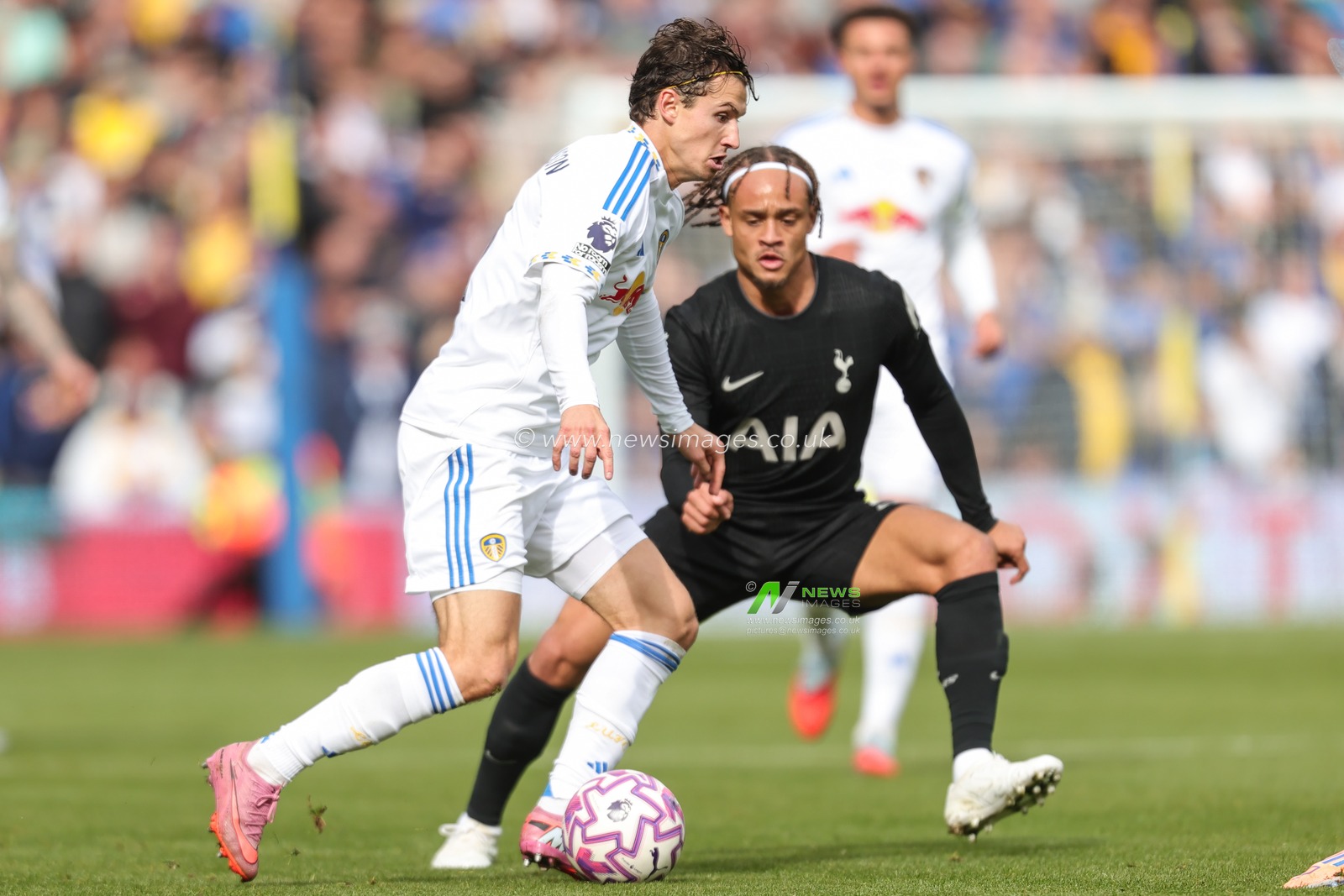 Brenden Aaronson of Leeds United in action during the Premier League match Leeds United vs Tottenham Hotspur at Elland Road, Leeds, United Kingdom, 4th October 2025

(Photo by Richard Bierton/News Images)
