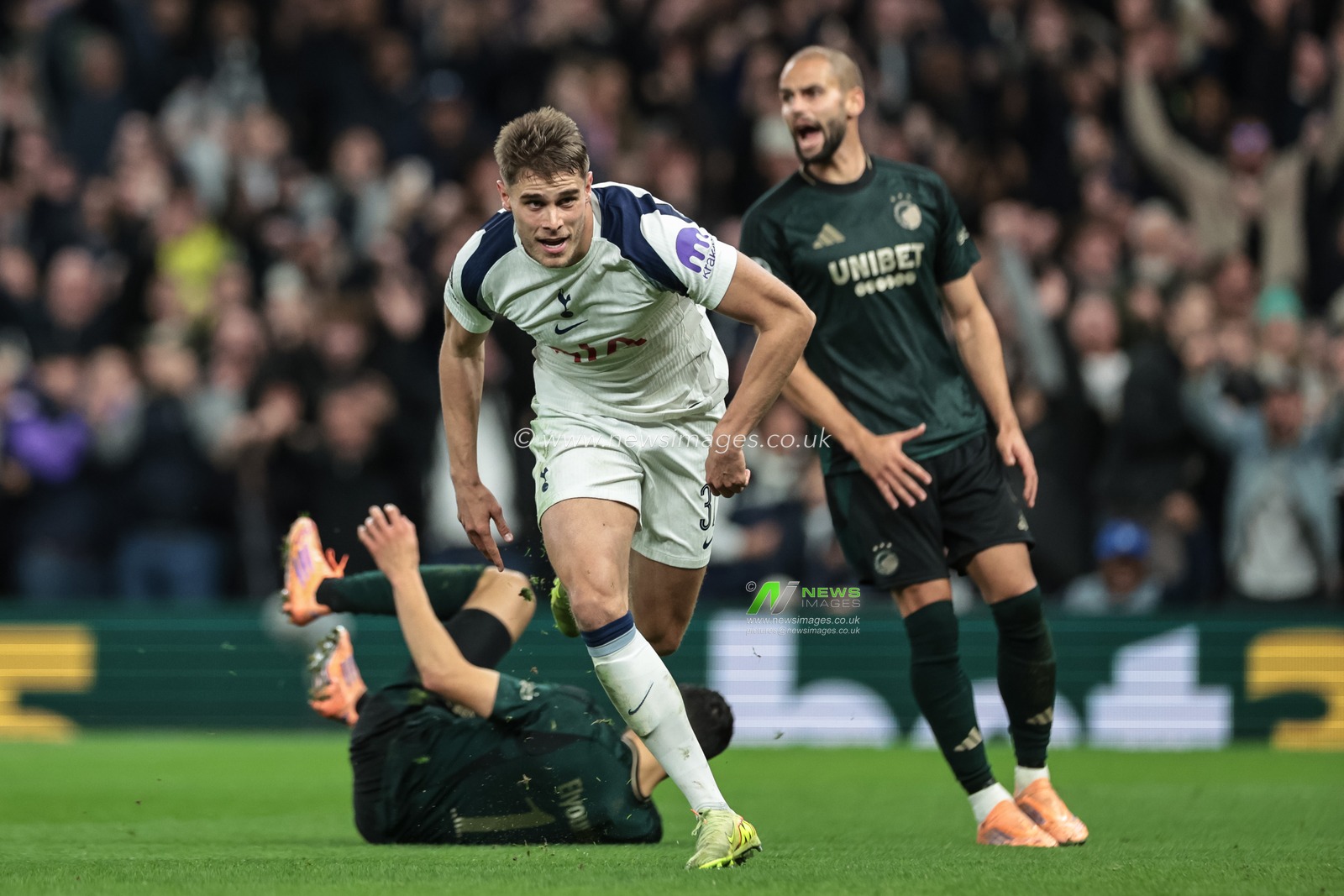 Micky van de Ven of Tottenham Hotspur celebrates his goal to make it 3-0 during the UEFA Champions League Matchday 4 of 8 Tottenham Hotspur vs F.C. Copenhagen at Tottenham Hotspur Stadium, London, United Kingdom, 4th November 2025

(Photo by Mark Cosgrove/News Images)

*** GER AUT SUI OUT ***