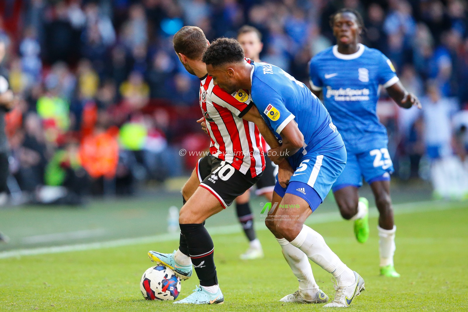 Billy Sharp #10 of Sheffield United and Auston Trusty #5 of Birmingham City during the Sky Bet Championship match Sheffield United vs Birmingham City at Bramall Lane, Sheffield, United Kingdom, 1st October 2022

(Photo by Ben Early/News Images)