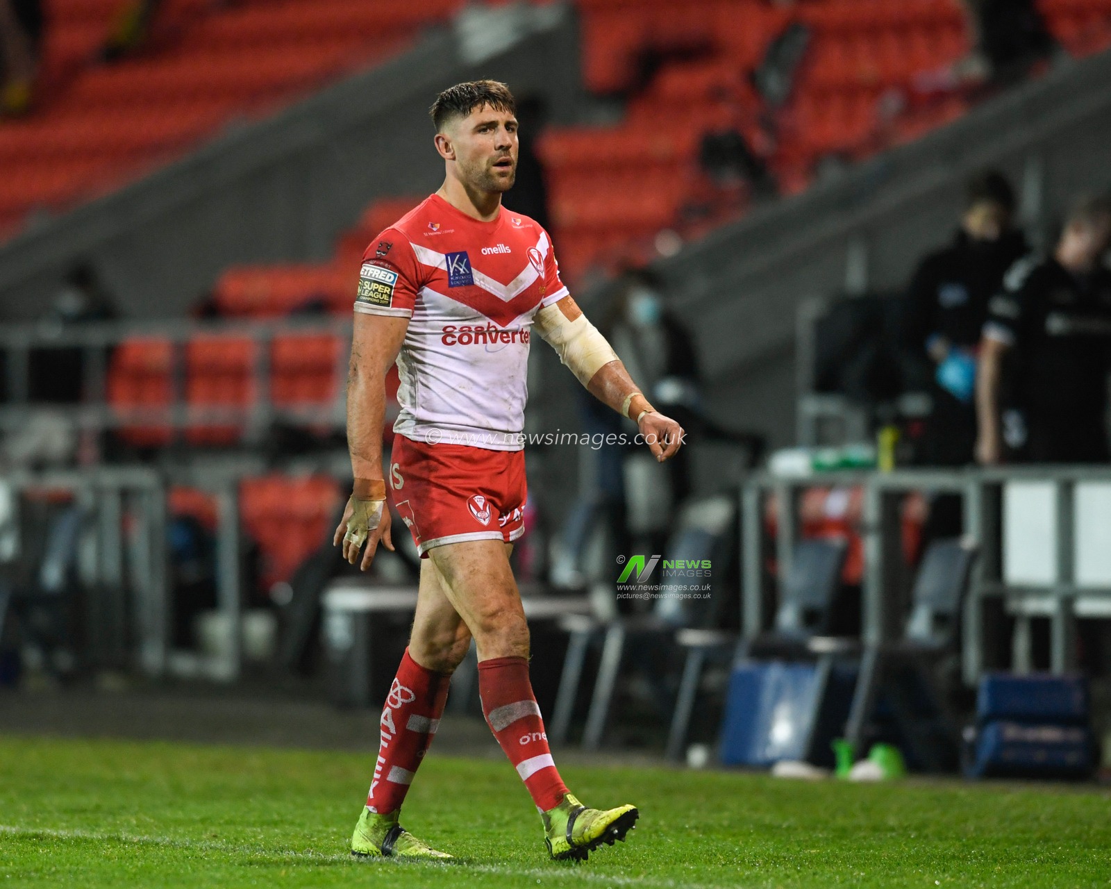 Tommy Makinson (2) of St Helens leaves the pitch at half time