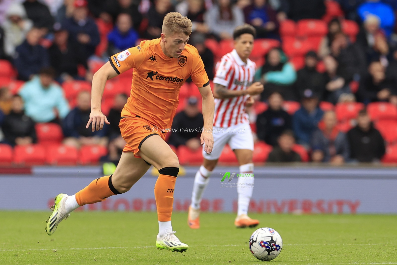 Liam Delap #20 of Hull City runs with the ball during the Sky Bet Championship match Stoke City vs Hull City at Bet365 Stadium, Stoke-on-Trent, United Kingdom, 24th September 2023

(Photo by Conor Molloy/News Images)