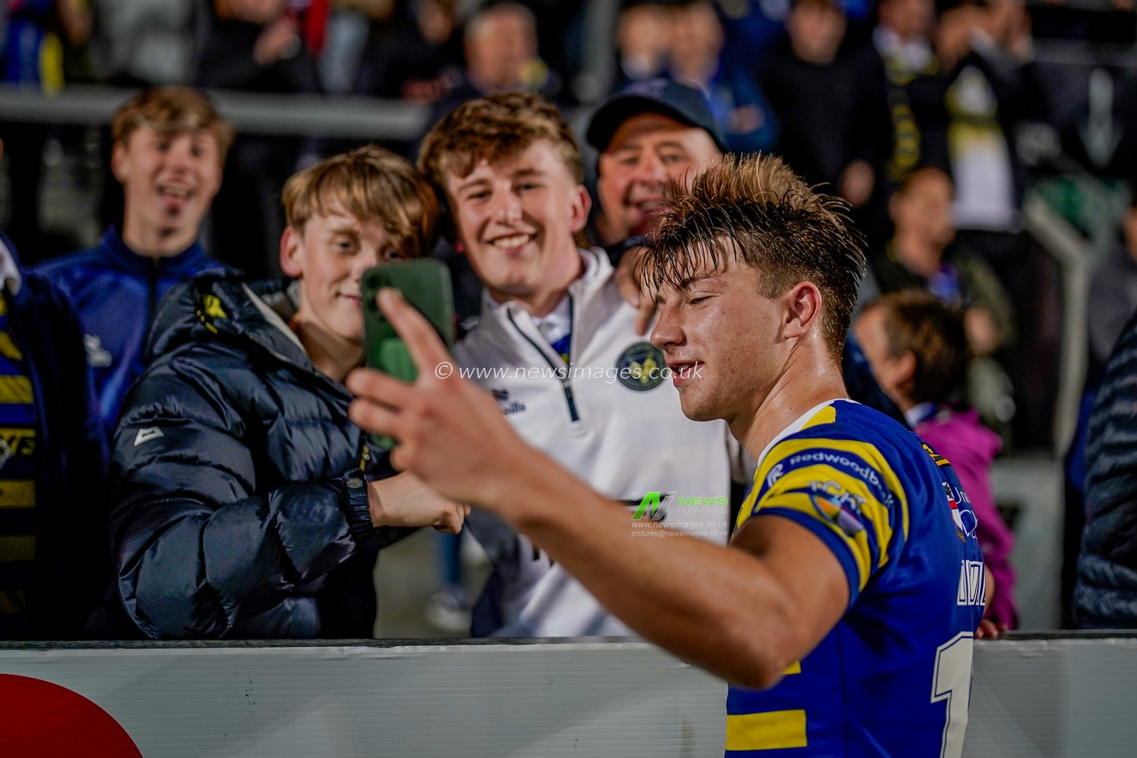 Warrington Wolves players applaud the fans at full time during the Betfred Super League round 14 match St Helens vs Warrington Wolves at The BrewDog Stadium, St Helens, United Kingdom on 11 June 2026

(Photo by Maynard Manyowa/News Images)