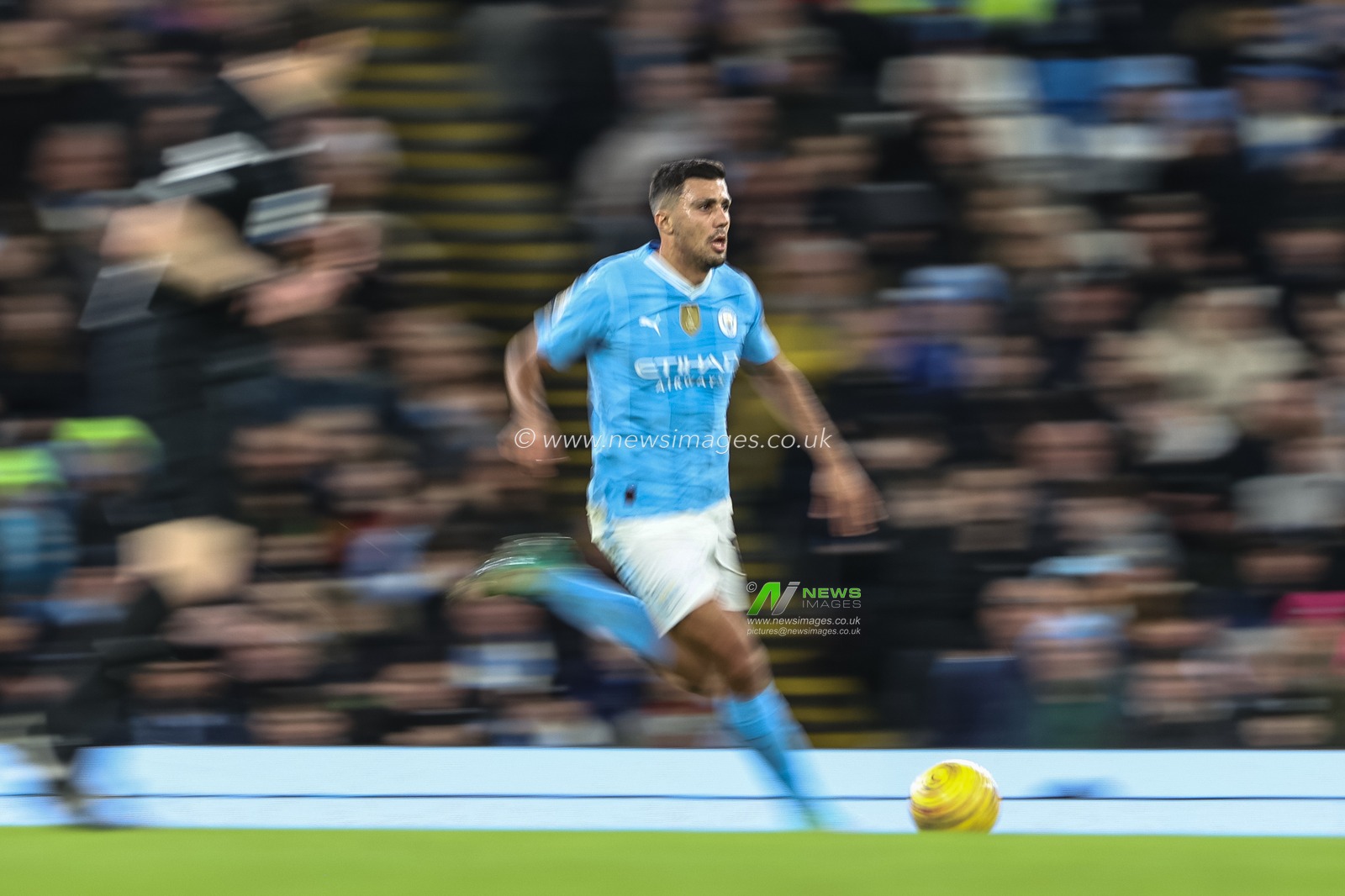 Rodri of Manchester City breaks with the ball during the Premier League match Manchester City vs Brentford at Etihad Stadium, Manchester, United Kingdom, 20th February 2024

(Photo by Mark Cosgrove/News Images)