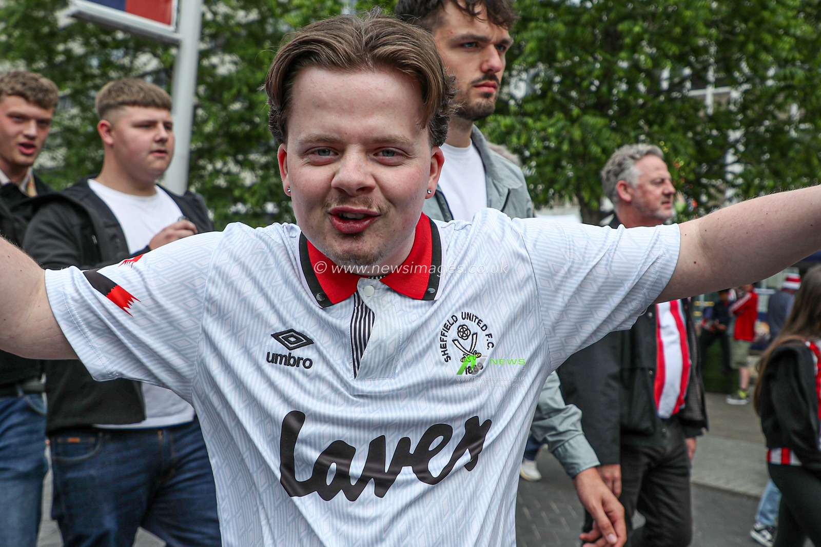 Sheffield United fan arrives at stadium ahead of the Sky Bet Championship Playoff Final match Sheffield United vs Sunderland at Wembley Stadium, London, United Kingdom, 24th May 2025

(Photo by Izzy Poles/News Images)