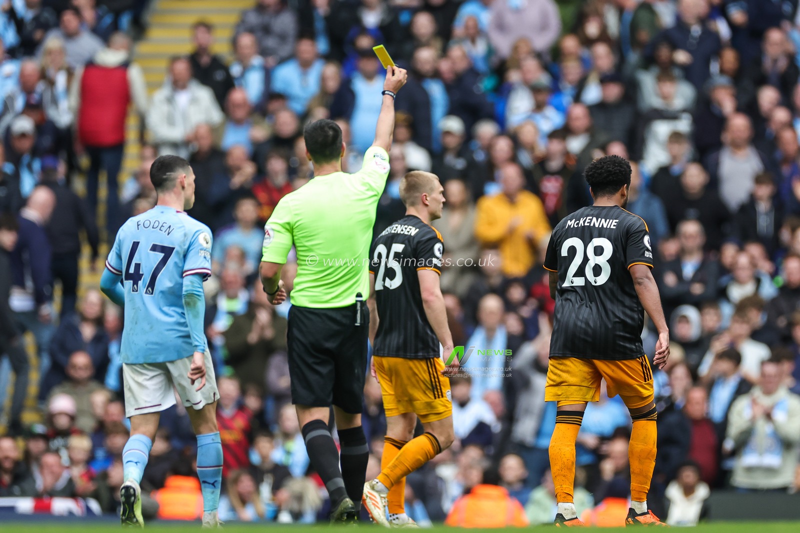 Referee Andrew Madley gives a yellow card to Weston McKennie #28 of Leeds United during the Premier League match Manchester City vs Leeds United at Etihad Stadium, Manchester, United Kingdom, 6th May 2023

(Photo by Mark Cosgrove/News Images)