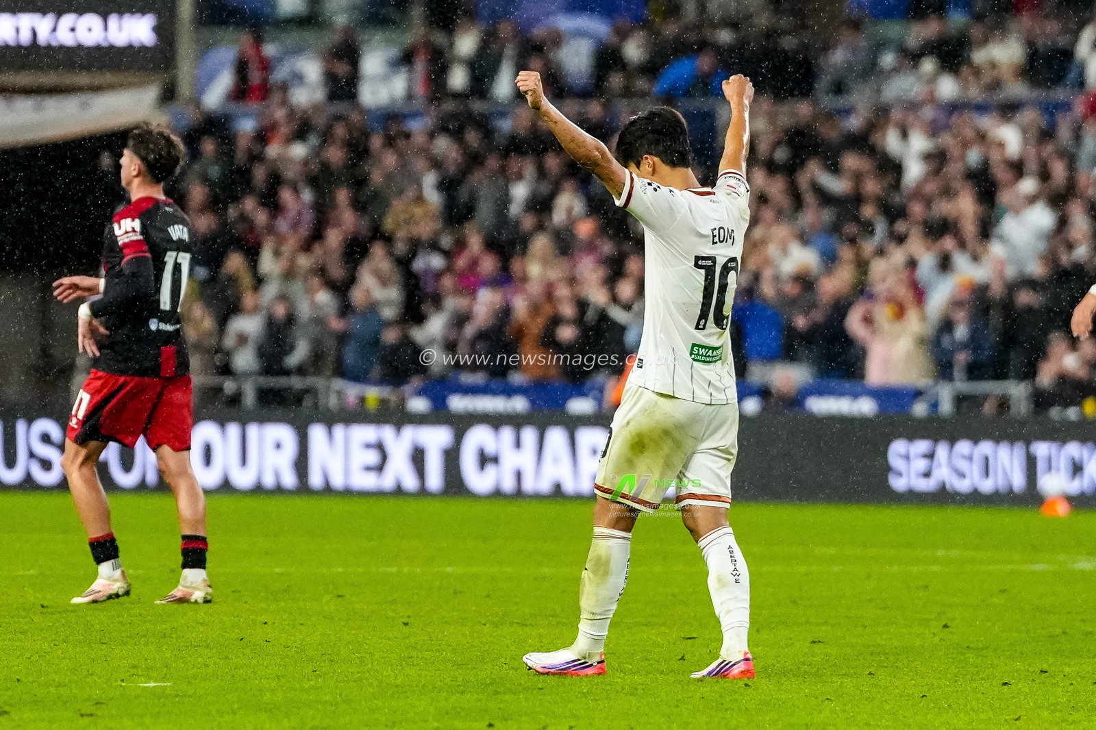 Eom Ji-Sung of Swansea City celebrates at the final whistle during the Sky Bet Championship match Swansea City vs Watford at Swansea.com Stadium, Swansea, United Kingdom on 01 September 2026

(Photo by Andrew Lewis/News Images)