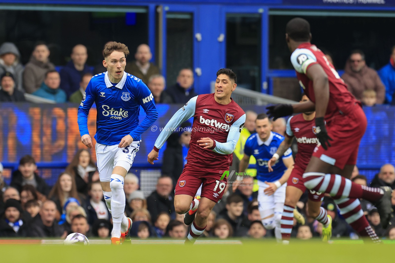 James Garner of Everton controls the ball during the warm-up ahead of the Premier League match Everton vs West Ham United at Goodison Park, Liverpool, United Kingdom, 2nd March 2024

(Photo by Conor Molloy/News Images)
