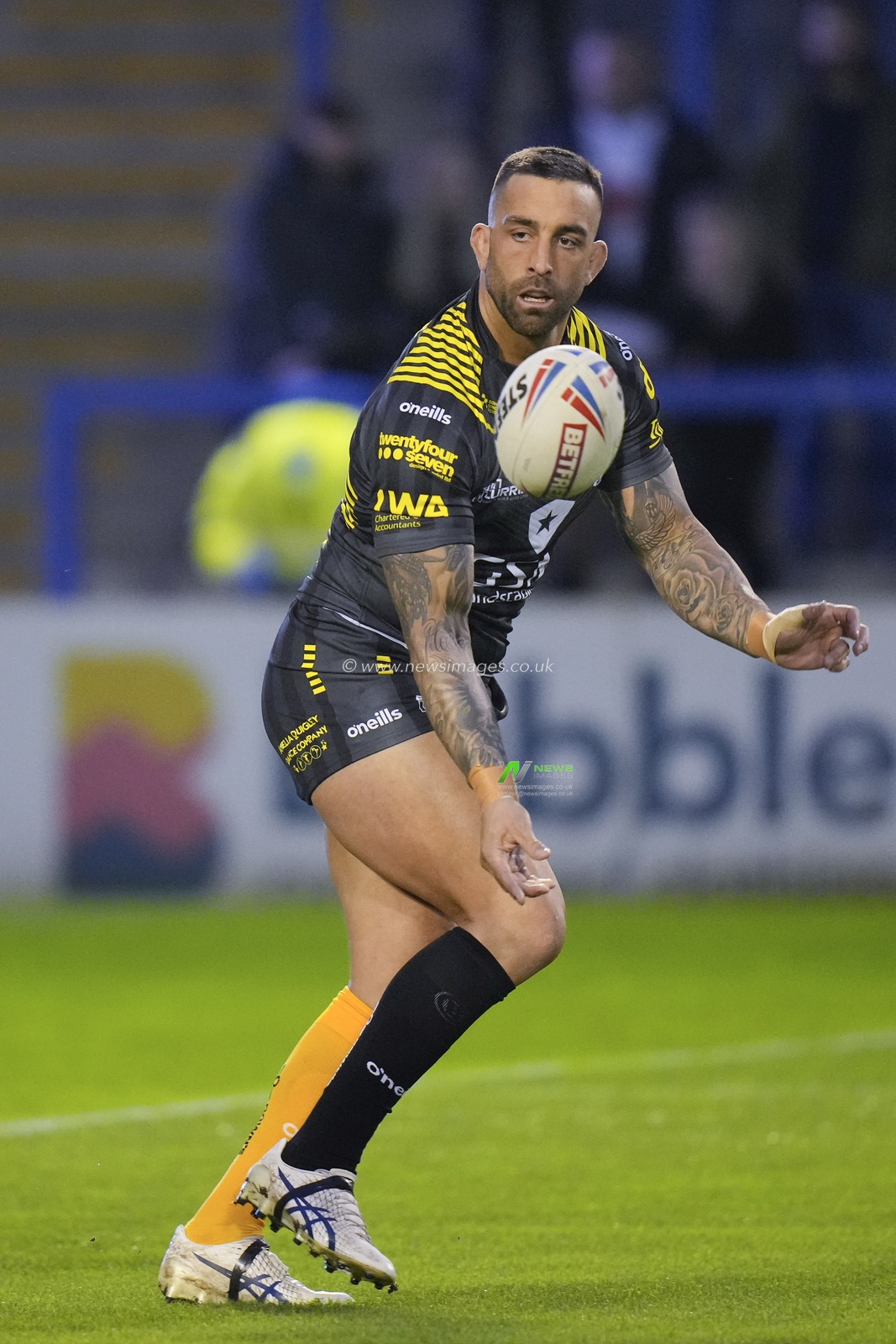 Paul Vaughan #10 of Warrington Wolves during the Rugby League Ben Currie Testimonial match Warrington Wolves vs Leigh Leopards at Halliwell Jones Stadium, Warrington, United Kingdom, 4th February 2023

(Photo by Steve Flynn/News Images)