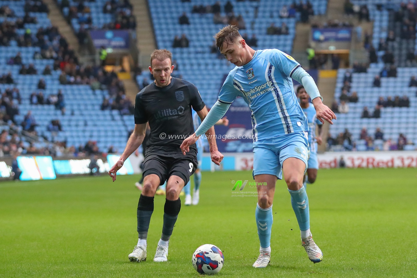 Callum Doyle #3 of Coventry City protects the ball from Jordan Rhodes #9 of Huddersfield Town during the Sky Bet Championship match Coventry City vs Huddersfield Town at Coventry Building Society Arena, Coventry, United Kingdom, 28th January 2023

(Photo by Gareth Evans/News Images)