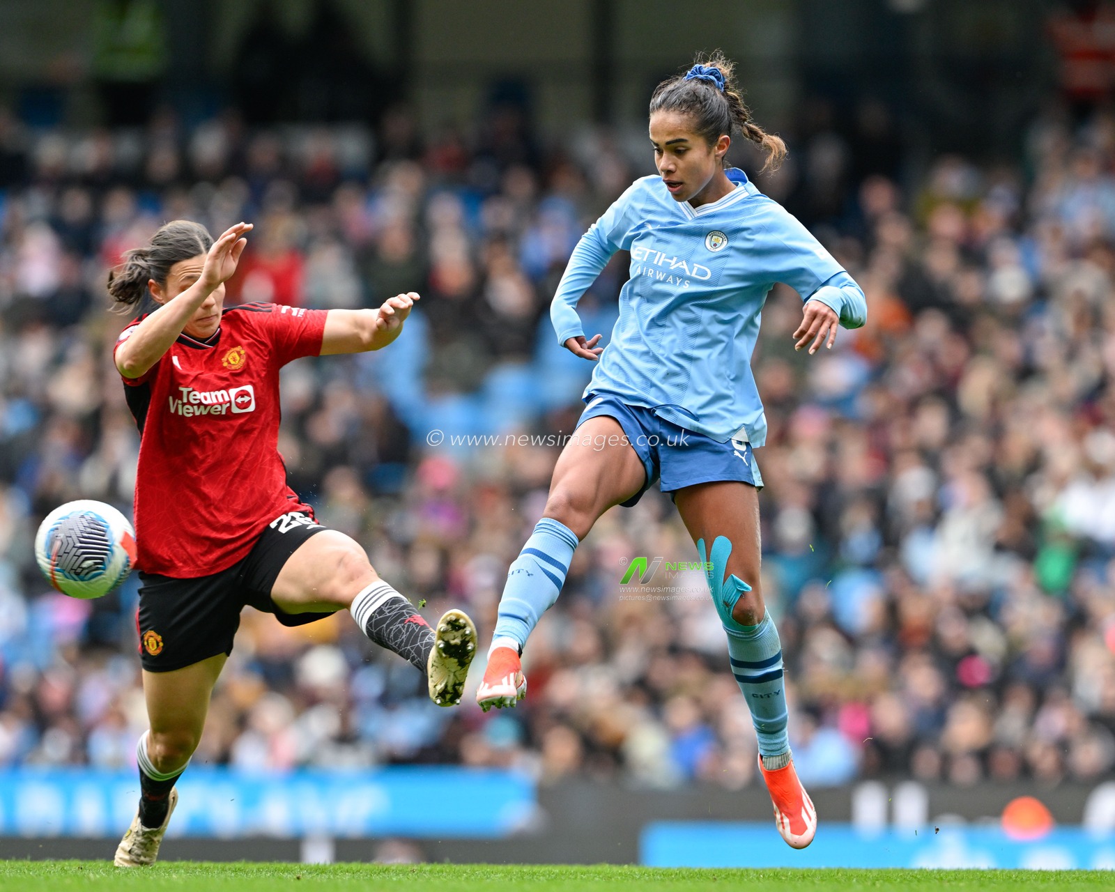 Mary Fowler of Manchester City Women passes the ball, during The FA Women's Super League match Manchester City Women vs Manchester United Women at Etihad Stadium, Manchester, United Kingdom, 23rd March 2024

(Photo by Cody Froggatt/News Images)