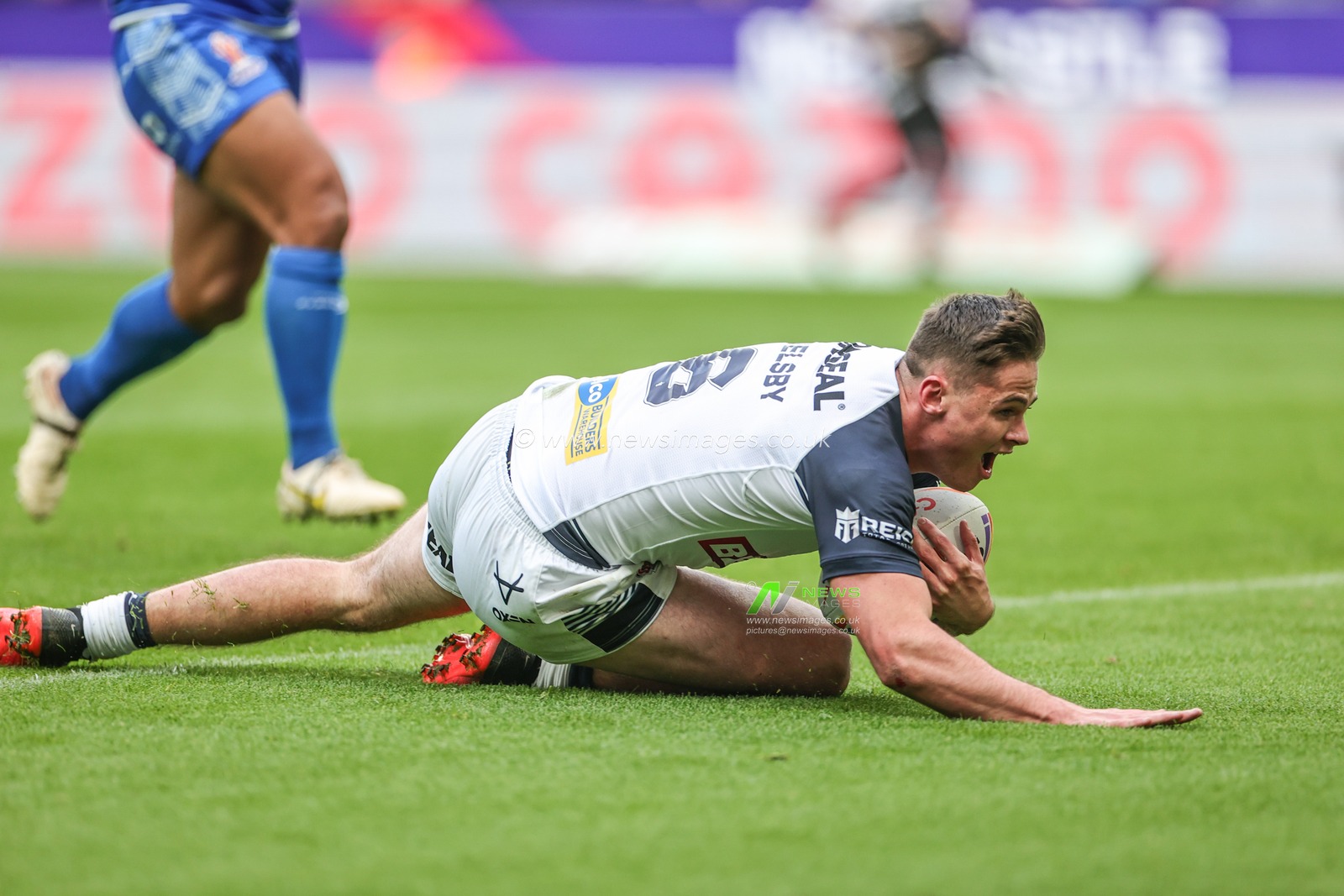 Jack Welsby of England goes over for a try during the Rugby League World Cup 2021 match England vs Samoa at St. James's Park, Newcastle, United Kingdom, 15th October 2022

(Photo by Mark Cosgrove/News Images)
