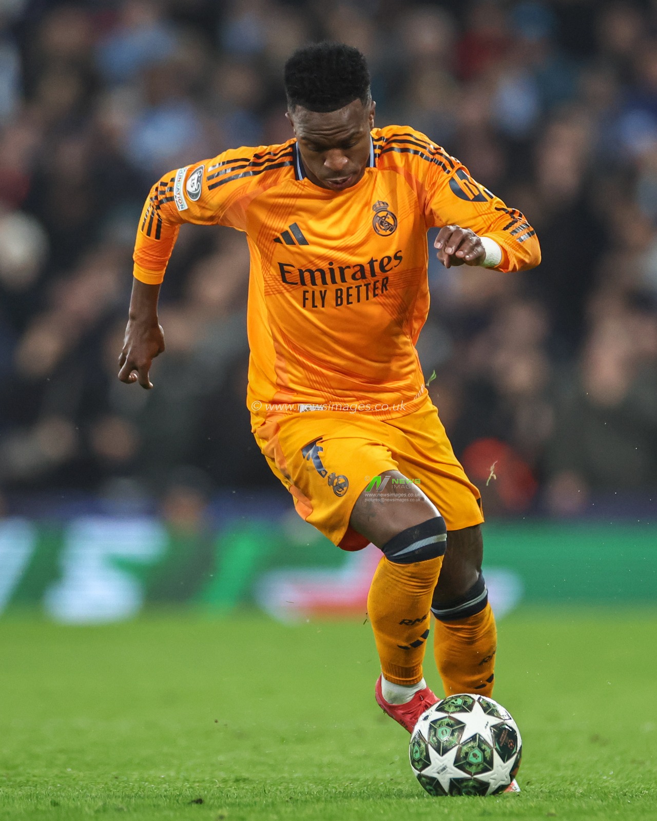 VinÃ­cius JÃºnior of Real Madrid breaks with the ball during the UEFA Champions League Knockout Round Play-off Manchester City v Real Madrid at Etihad Stadium, Manchester, United Kingdom, 11th February 2025

(Photo by Mark Cosgrove/News Images)